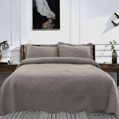 Embroidered Oversized Scalloped Edge Quilt Set